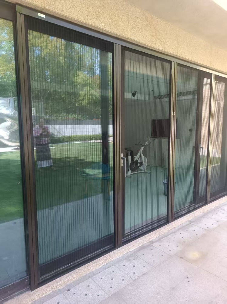 佘山玲瓏華府客戶安裝韋柏A2款雙開二聯(lián)動大紗門