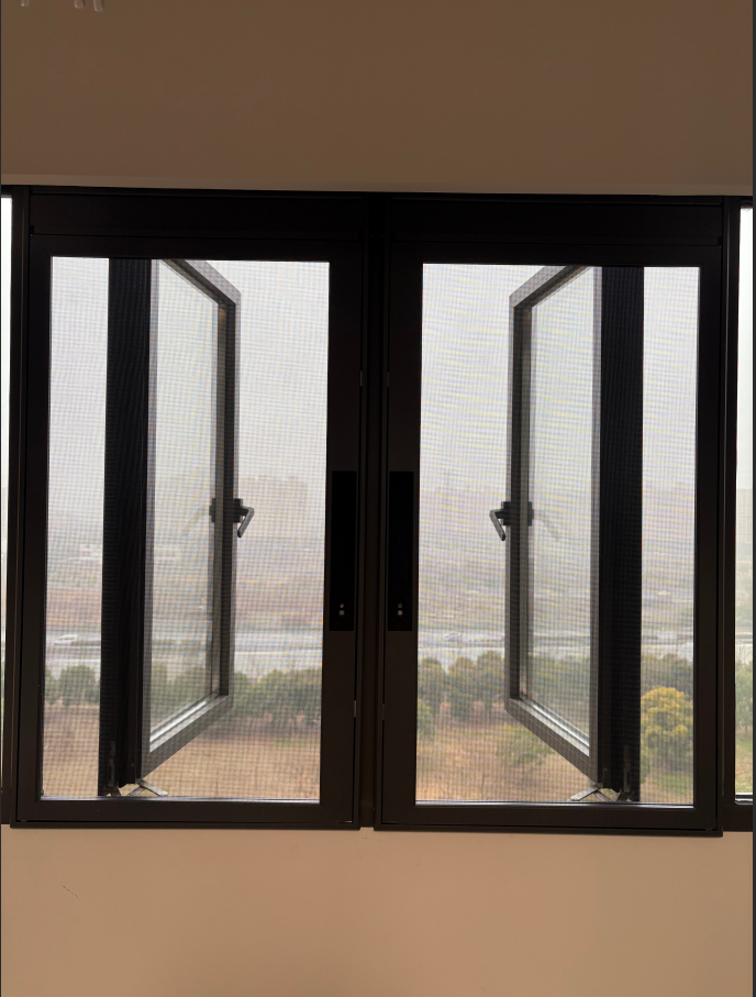 上海匯福家園健康里老房翻新**：韋柏口袋平開防護(hù)紗窗，安全通透一步到位